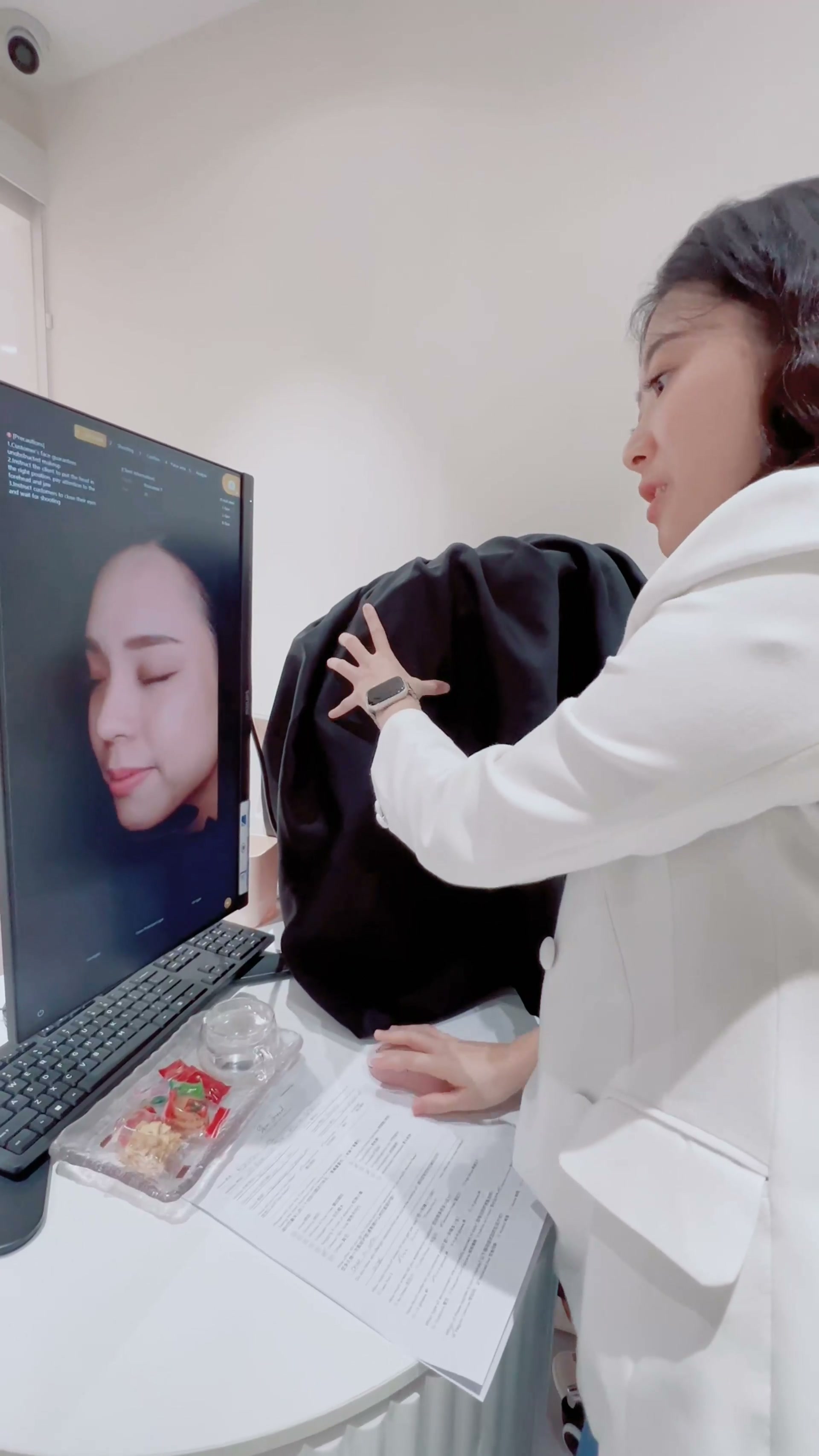 Therapist walking a client through a ViewSkin analysis